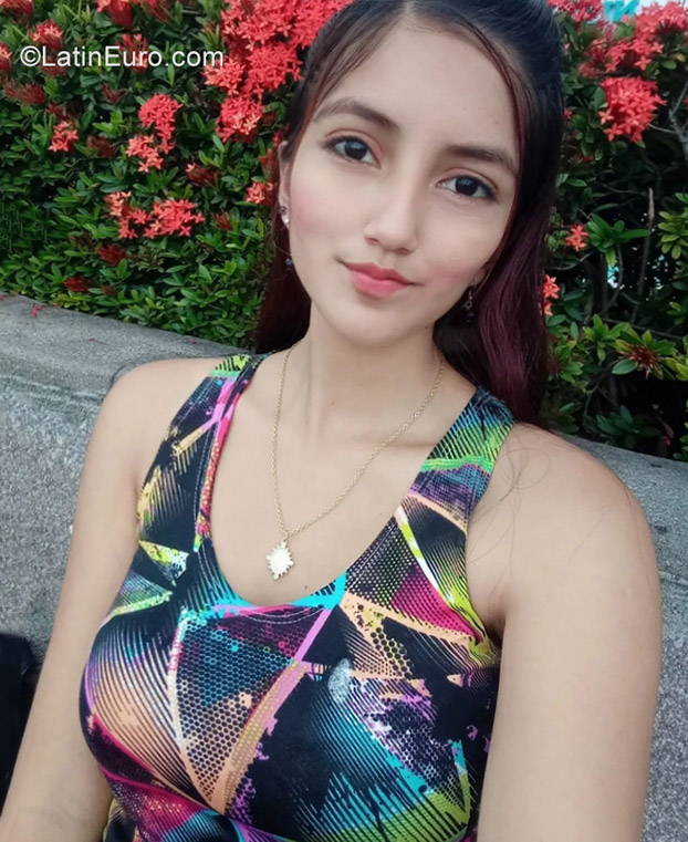 Date this lovely Ecuador girl Angelica from Guayaquil EC885
