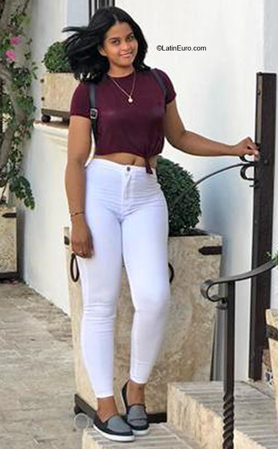 Date this sensual Dominican Republic girl Yanmi from Santo Domingo DO40517
