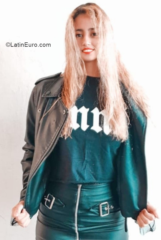Date this happy Argentina girl Lady from Buenos Aires AR845