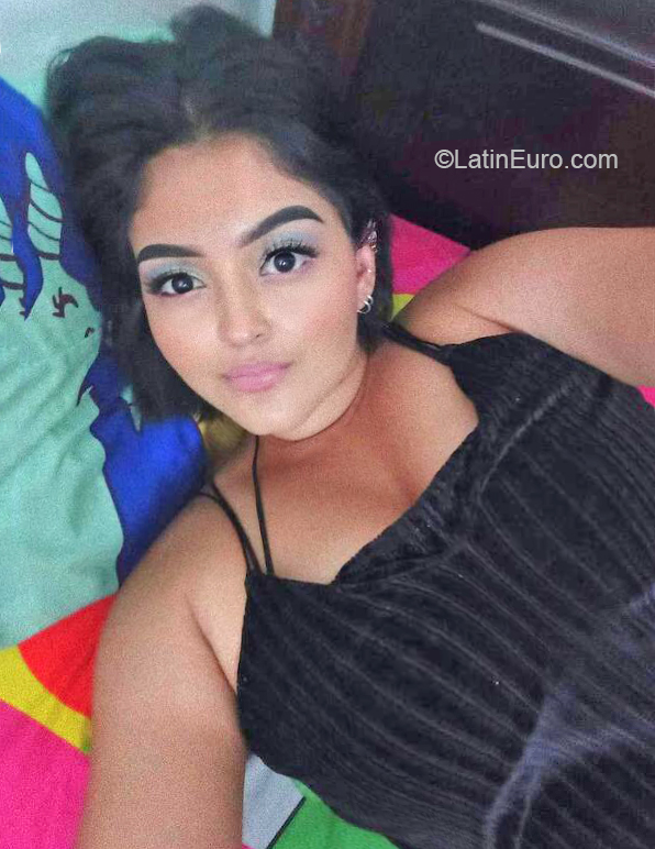 Date this happy Colombia girl Daniela from Cali CO31392