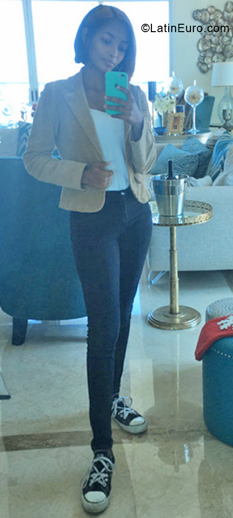 Date this sultry Dominican Republic girl Perla from Santo Domingo DO55327