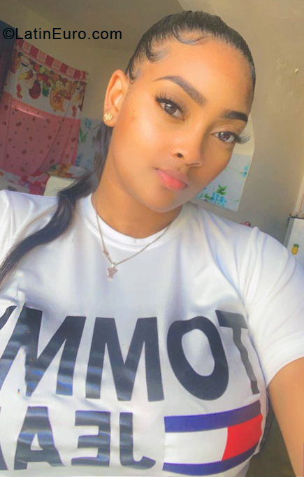 Date this nice looking Dominican Republic girl Mariel from Santo Domingo DO40657