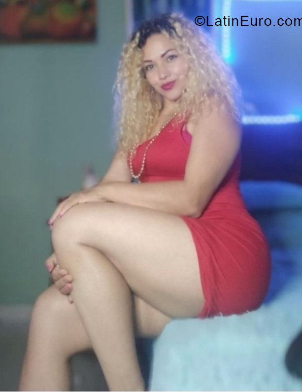 Date this tall Colombia girl Shakira from Bogota CO31497