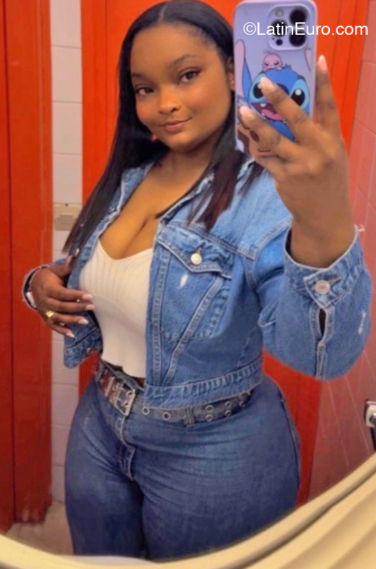 Date this athletic Andorra girl Angie from Andorra AD47