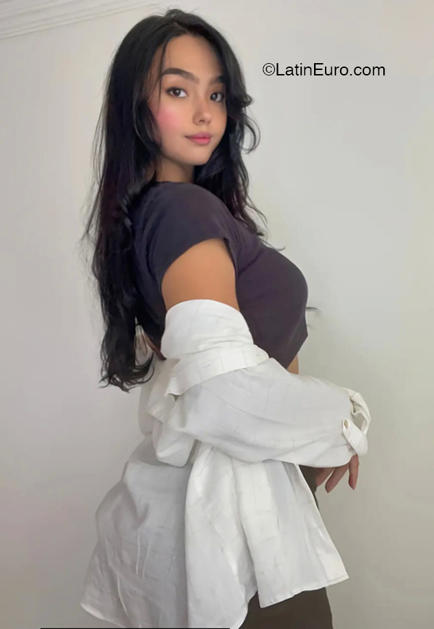 Date this nice looking Colombia girl Valentina from Cali CO32199