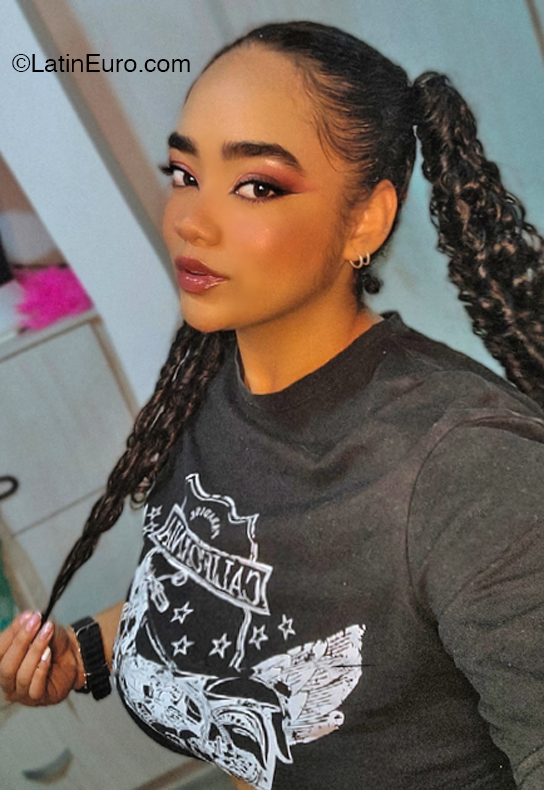 Date this charming Colombia girl Leidy from  CO32203