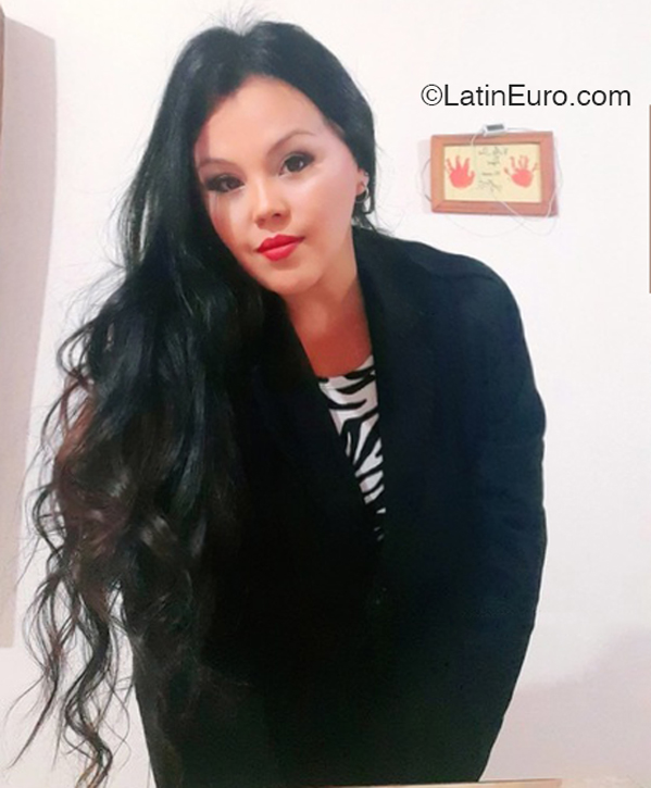 Date this voluptuous United States girl Denise from  AR906