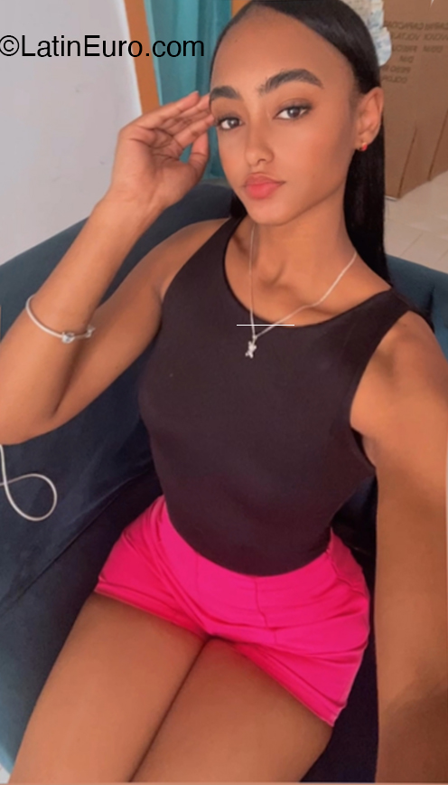 Date this nice looking United States girl Estefanym000 from  US22188