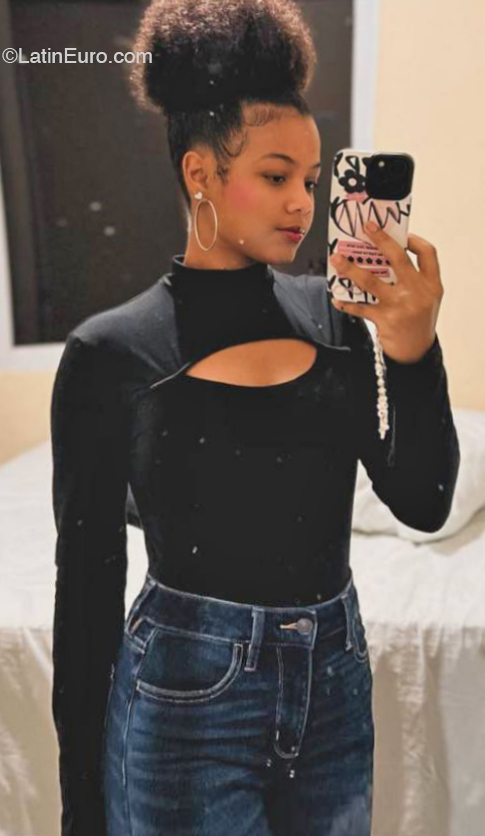Date this sultry Dominican Republic girl Kihandra from Santo Domingo DO45363