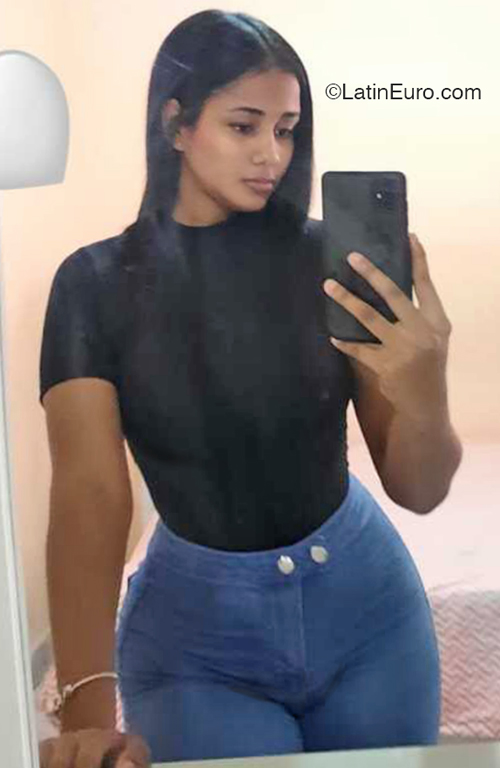 Date this lovely United States girl Angela from Santo Domigno DO46647