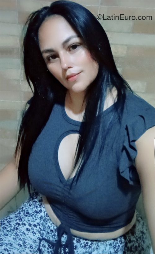Date this voluptuous Venezuela girl Yamileth from Valencia VE4567