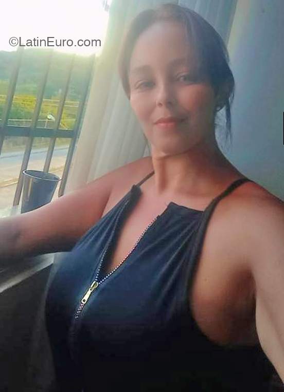 Date this good-looking Spain girl Cataleya from Barcelona ES784