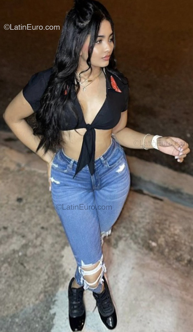 Date this happy Dominican Republic girl Scarlet from Santo Dominigo DO51996