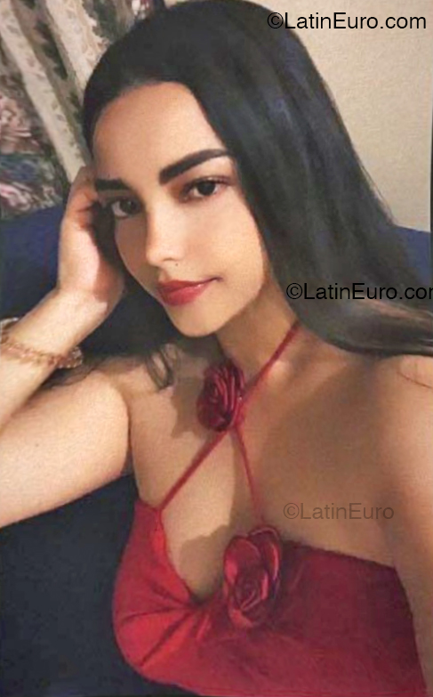 Date this nice looking Dominican Republic girl Emili from Santo Domingo DO52048