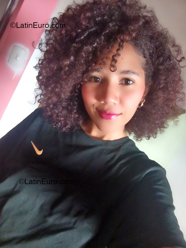 Date this happy Venezuela girl Indiri from Caracas VE4889