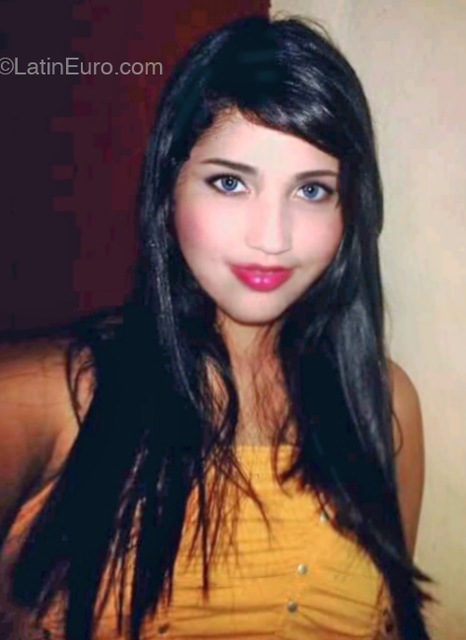 Date this nice looking Venezuela girl Ginebra from Caracas VE4929