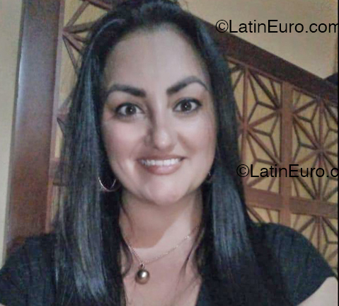 Date this nice looking Costa Rica girl Yesenia from Alajuela CR553