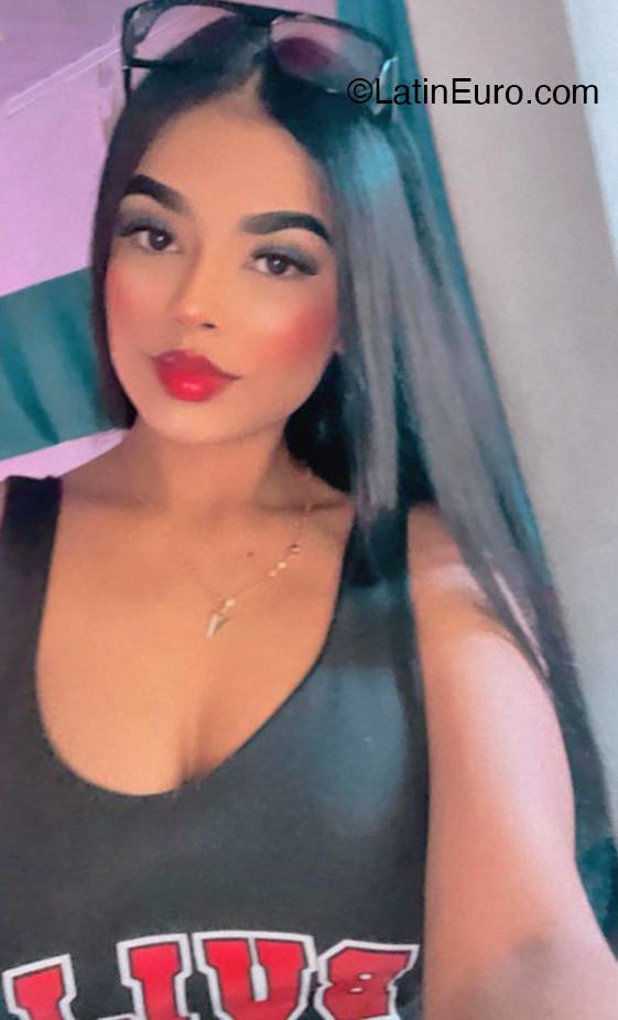 Date this foxy Colombia girl Valeria from Medellin CO33238