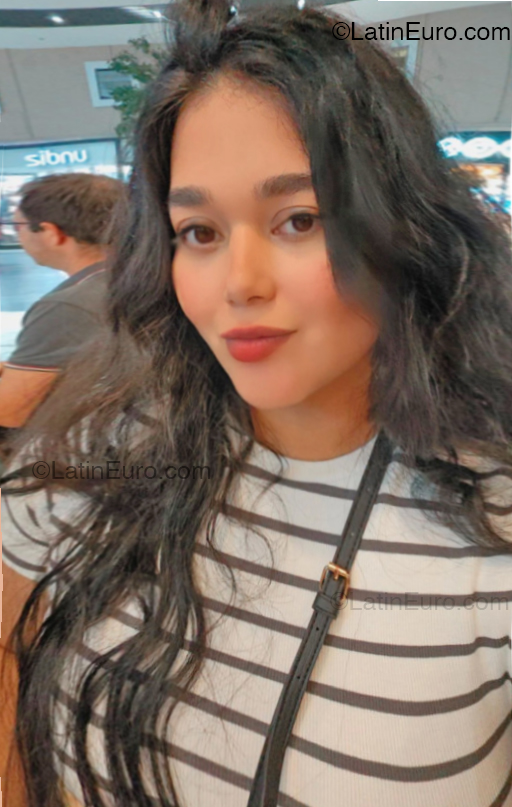 Date this foxy France girl Adriana from Pau FR381
