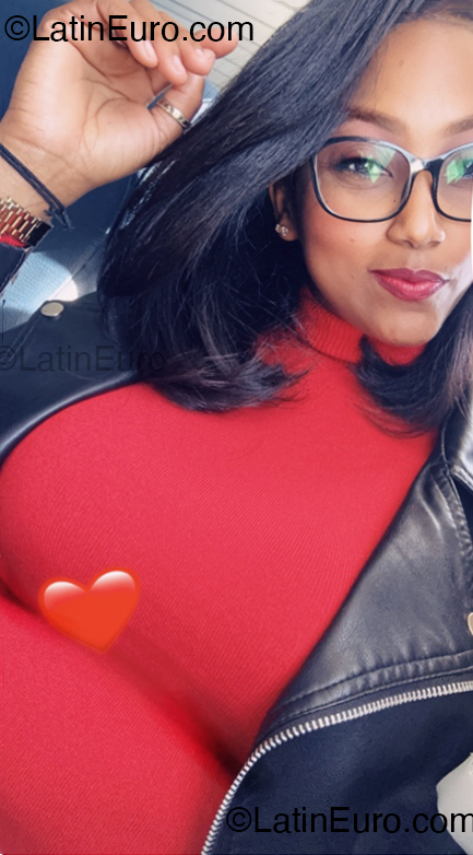 Date this hard body Italy girl Rosaly from Ischia IT434