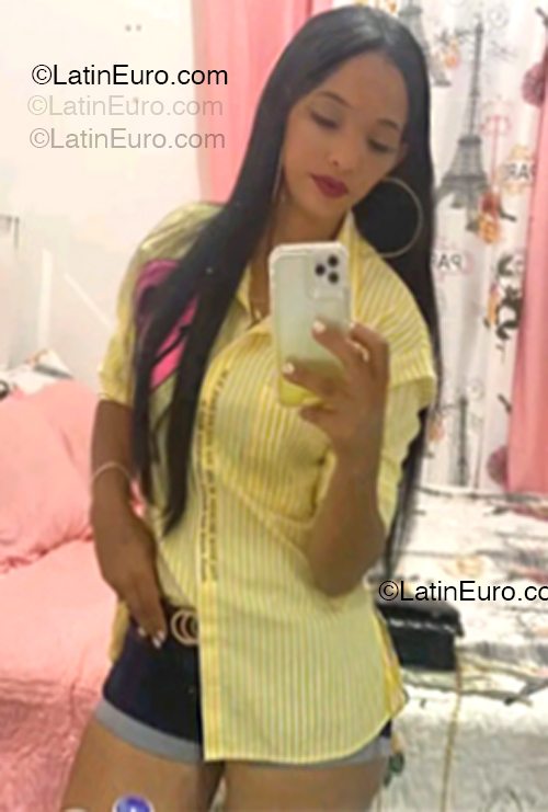 Date this athletic Dominican Republic girl Alondra from Santo Domingo DO54669