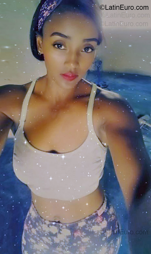 Date this happy Dominican Republic girl Franchesca from Santo Domingo DO54738