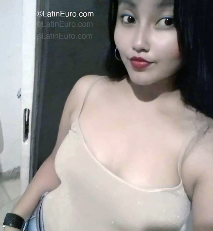 Date this nice looking Argentina girl Lorena from Buenos Aires AR993