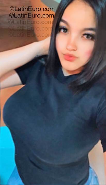 Date this foxy Dominican Republic girl Yismeiri from Santo Domingo DO55052