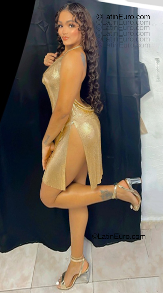 Date this nice looking Dominican Republic girl Julissa from Santo Domingo DO55166