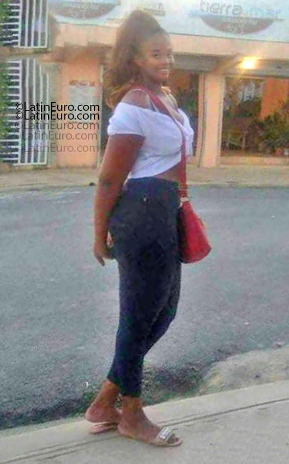 Date this nice looking Dominican Republic girl Estrella from Santo Domingo DO55185