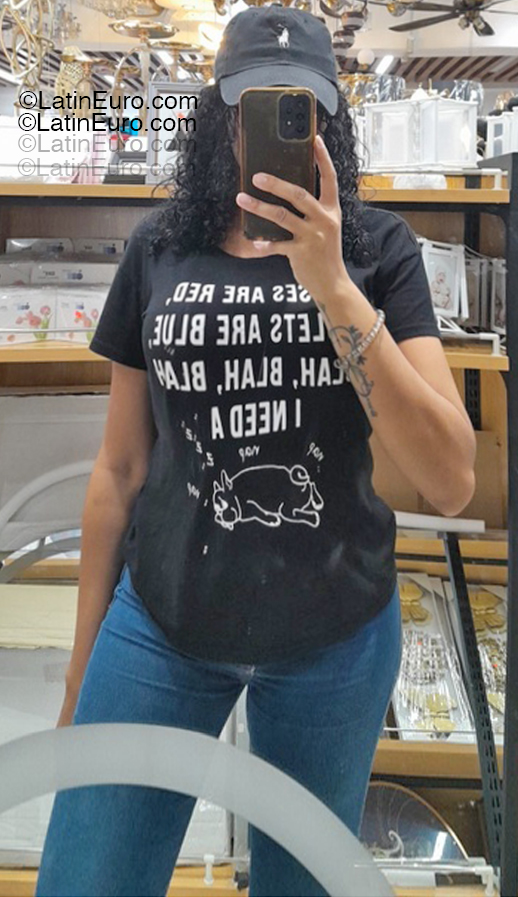 Date this nice looking Dominican Republic girl Ara from Santo Domingo DO55243