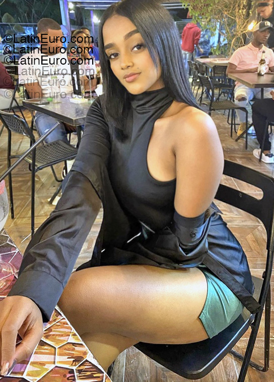 Date this stunning Dominican Republic girl Beatriz from Santo Domingo DO55253