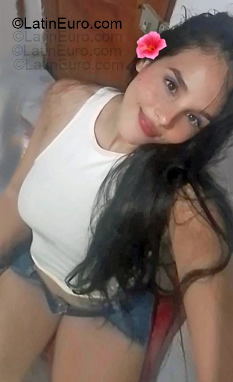 Date this lovely Colombia girl Naomi from Bucaramanga CO33409
