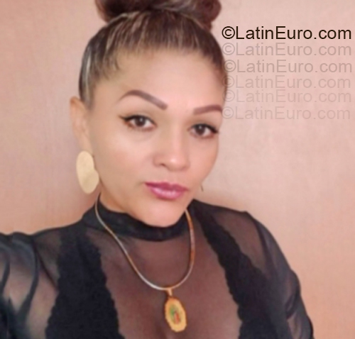 Date this athletic Colombia girl Latina from Bogota CO33441