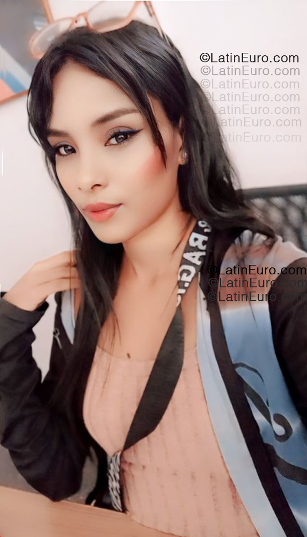 Date this voluptuous Venezuela girl Khalifet from La Guaira VE5346