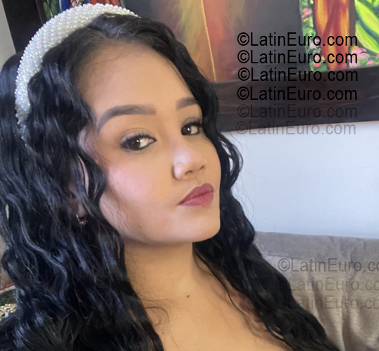 Date this lovely Colombia girl Anais from Bogota CO33482