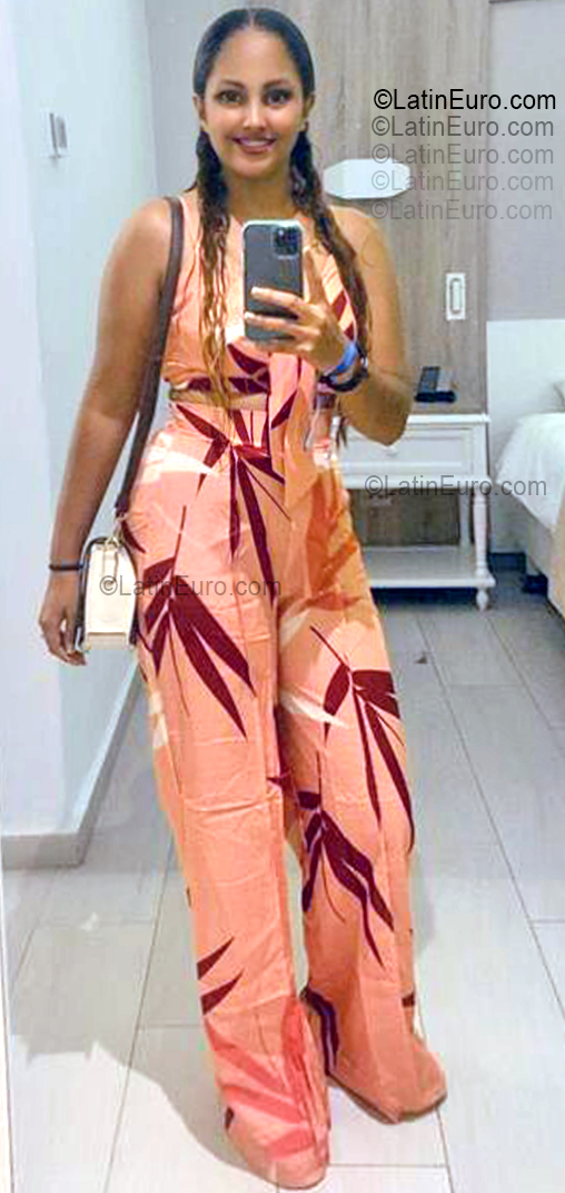 Date this attractive Dominican Republic girl Amy from Santo Domingo DO55493