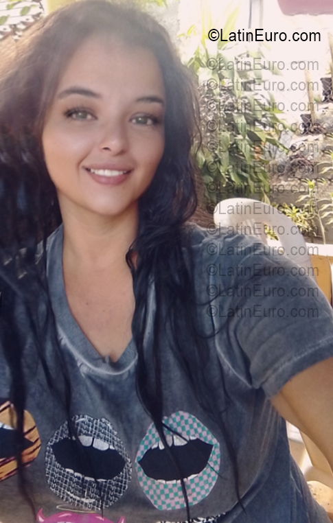 Date this athletic Dominican Republic girl Alondra from Santiago DO55524
