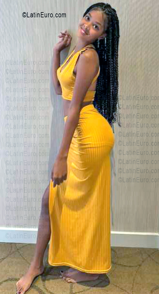 Date this pretty Dominican Republic girl Mara from Santo Domingo DO55943