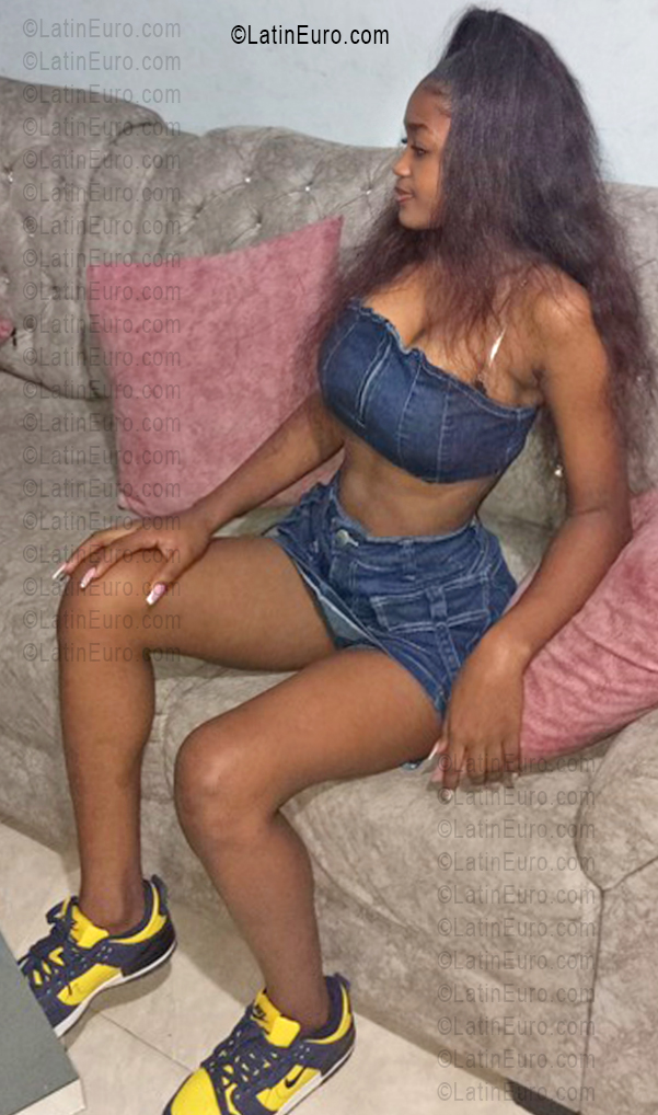 Date this sultry Colombia girl Thalia from Medellin CO33533