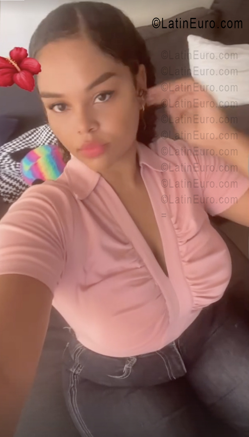 Date this pretty Dominican Republic girl Yvette from Santo Domingo DO55856