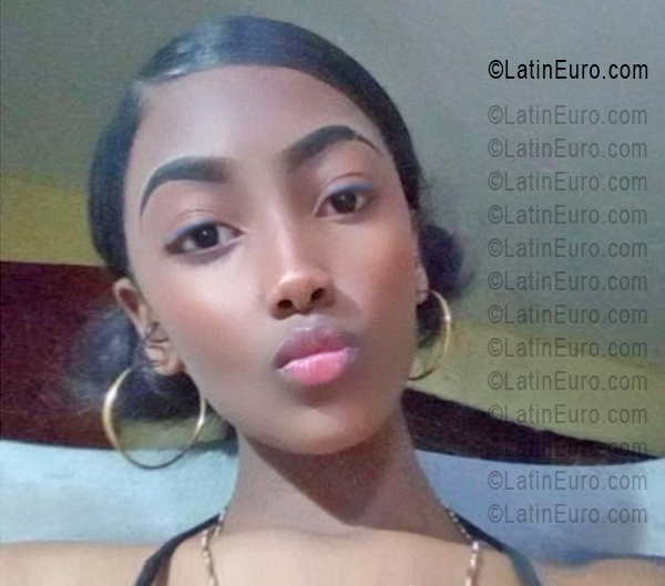 Date this hard body Dominican Republic girl Esmeralda from Santo Domingo DO55919