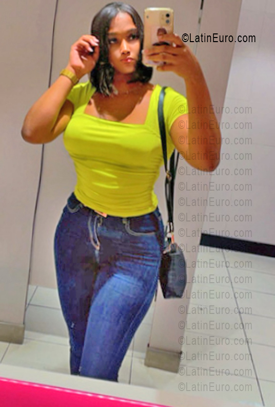 Date this fun Dominican Republic girl Indiana from Santo Domingo DO55939