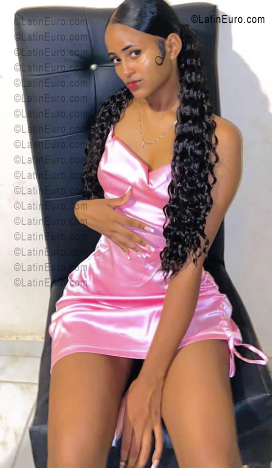Date this nice looking Dominican Republic girl Dafne from Santo Domingo DO55976