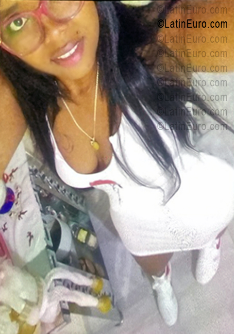 Date this sensual Dominican Republic girl Naty from Santo Domingo DO56124