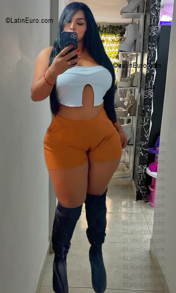 Date this hard body Colombia girl Jhoana from Medellin CO33722