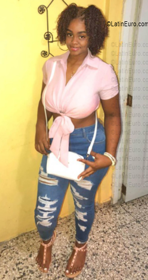 Date this sensual Dominican Republic girl Coraima from Santo Domingo DO56358