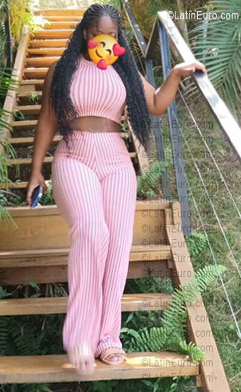 Date this foxy Dominican Republic girl Yafreysi from La Romana DO56491