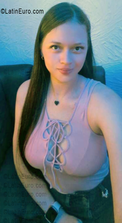 Date this foxy Colombia girl Wendy from Medellin CO33752