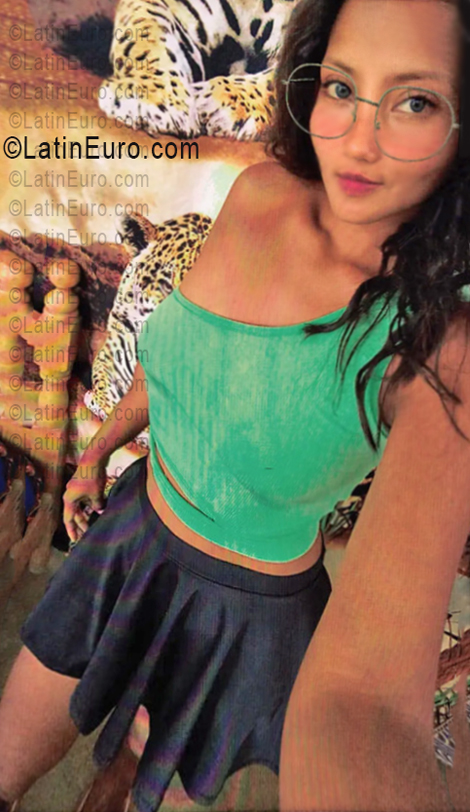 Date this nice looking Ecuador girl Valeria from Portoviejo EC1146